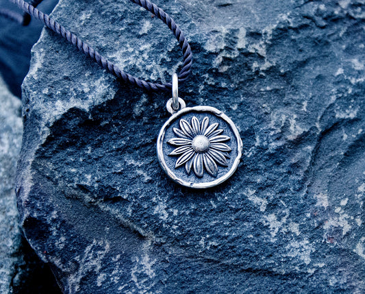Sterling silver pendant with daisy flower design