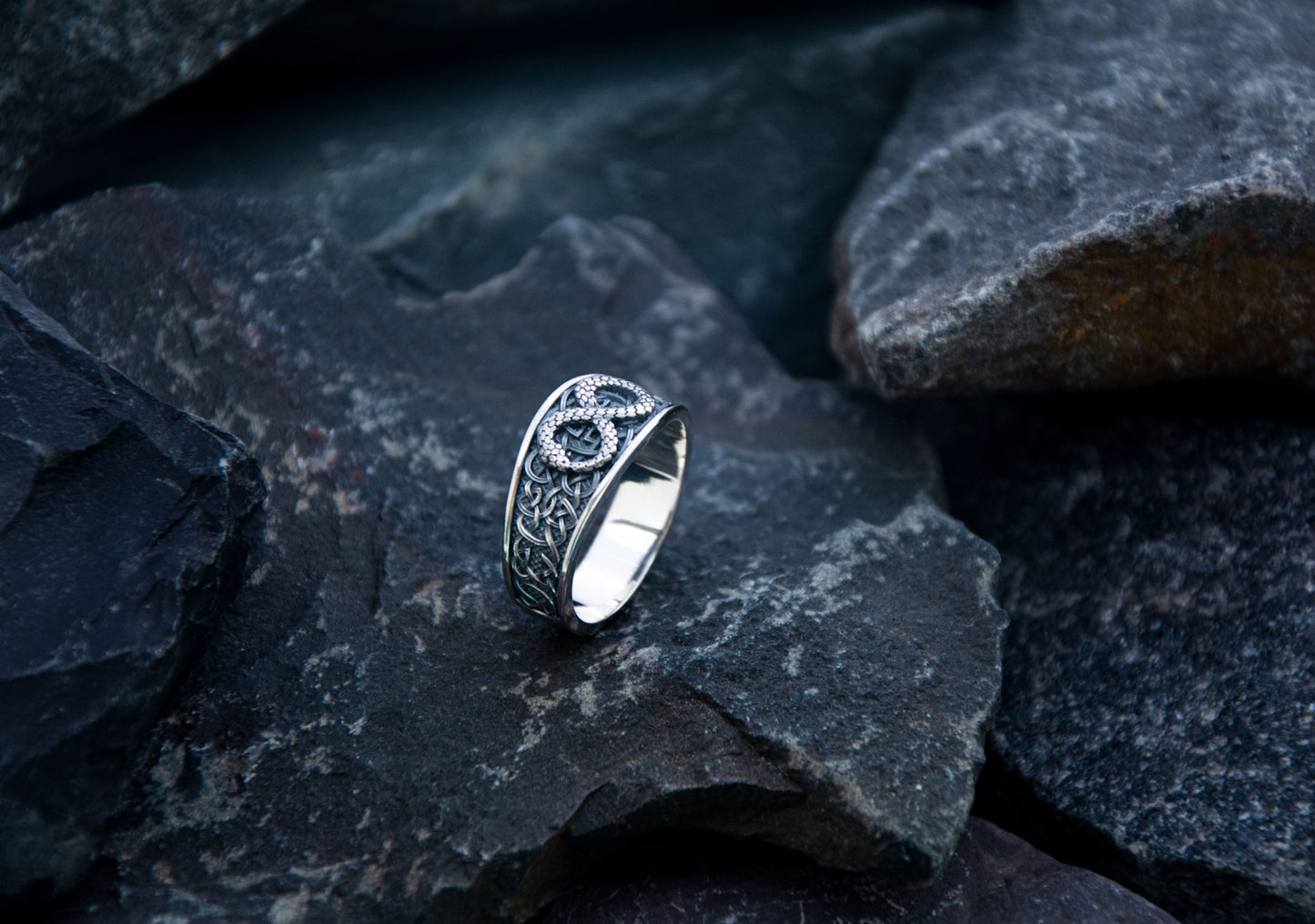 Ouroboros ring