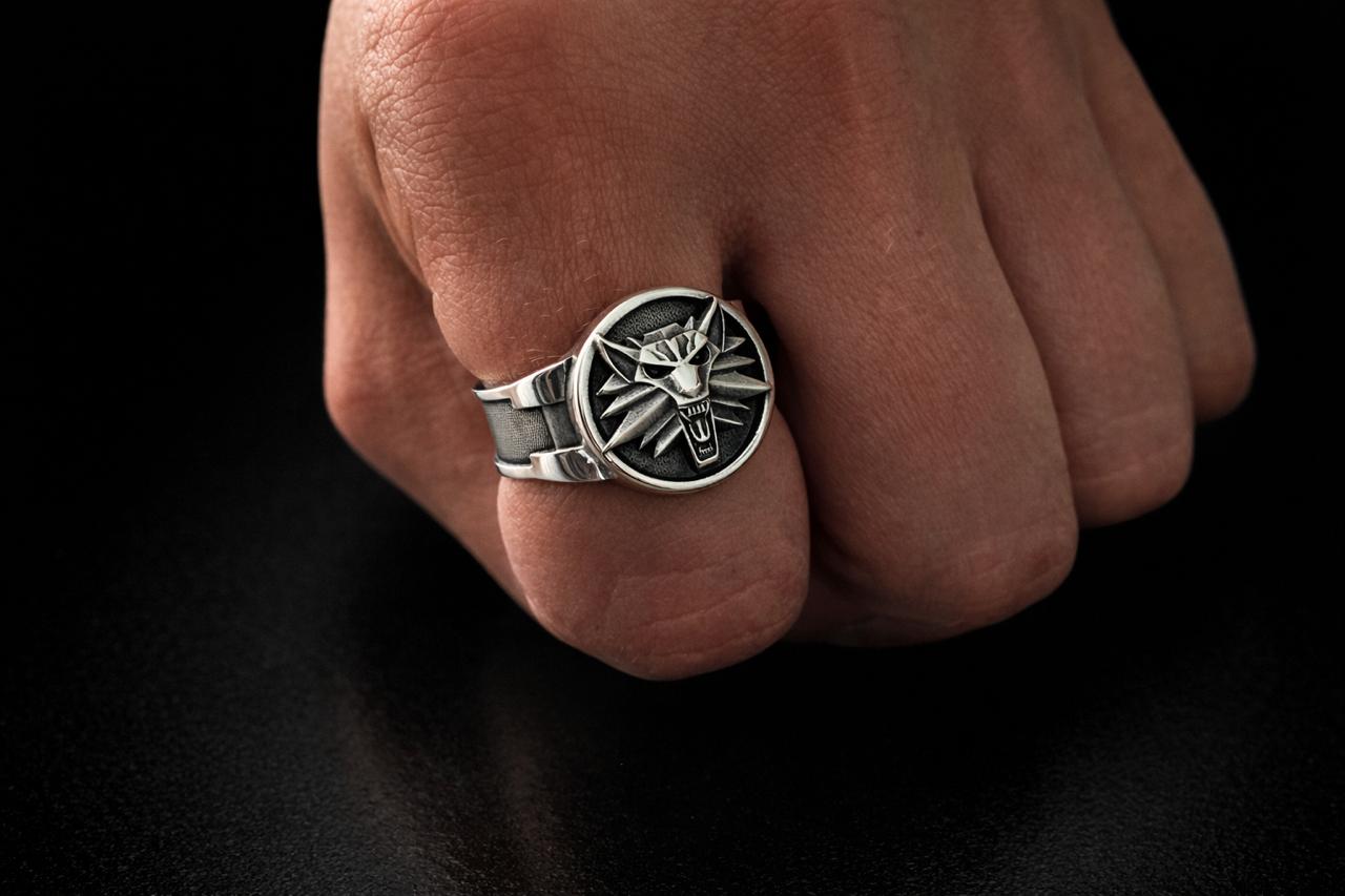 Witcher Wolf school signet ring (5 witcher signs each side)