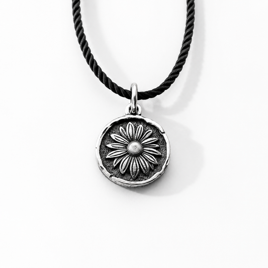 Sterling silver pendant with daisy flower design